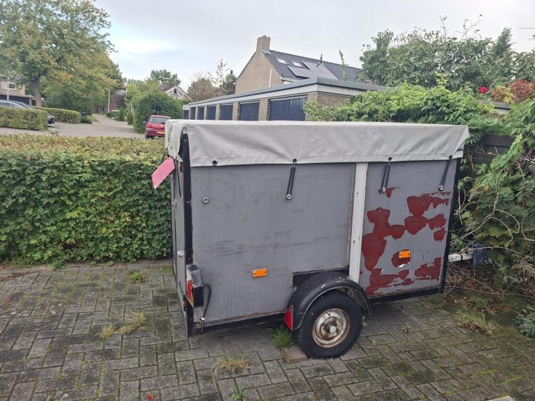 Joure: Dr. Eeltje Halbertsmastraat, eigenaar aanhanger gezocht